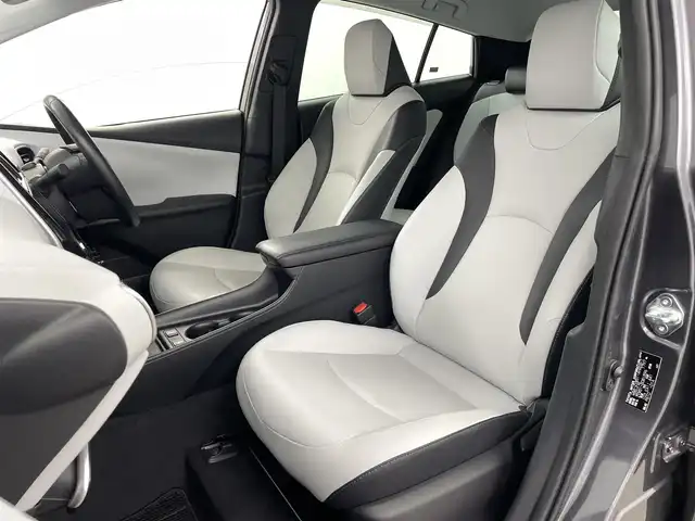 トヨタ プリウス Sツーリングセレクション 福島県 2019(平31)年 2.5万km グレーメタリック トヨタセーフティセンス/・プリクラッシュセーフティシステム/・レーンディパーチャーアラート/・オートマチックハイビーム/・レーダークルーズコントロール/クリアランスソナー/純正9インチナビ：NSZT-Y68T/・フルセグ/CD/DVD/SD/BT/FM/AM/・バックカメラ/・ETC2.0/革巻きステアリング/・ステアイングスイッチ/レザーシート/・シートヒーター/・ベンチレーションシート/ＬＥＤヘッドライト/・LEDフォグランプ/・オートライト/純正フロアマット/ドアバイザー/スマートキー/・プッシュスタート/純正17インチAW