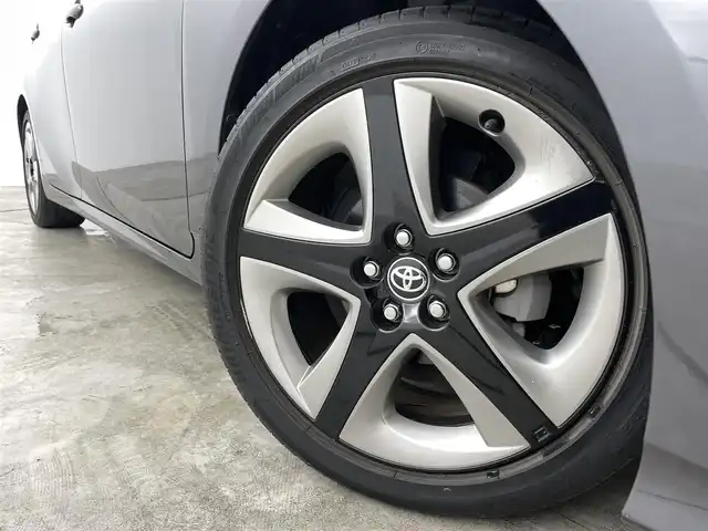 トヨタ プリウス Sツーリングセレクション 福島県 2019(平31)年 2.5万km グレーメタリック トヨタセーフティセンス/・プリクラッシュセーフティシステム/・レーンディパーチャーアラート/・オートマチックハイビーム/・レーダークルーズコントロール/クリアランスソナー/純正9インチナビ：NSZT-Y68T/・フルセグ/CD/DVD/SD/BT/FM/AM/・バックカメラ/・ETC2.0/革巻きステアリング/・ステアイングスイッチ/レザーシート/・シートヒーター/・ベンチレーションシート/ＬＥＤヘッドライト/・LEDフォグランプ/・オートライト/純正フロアマット/ドアバイザー/スマートキー/・プッシュスタート/純正17インチAW