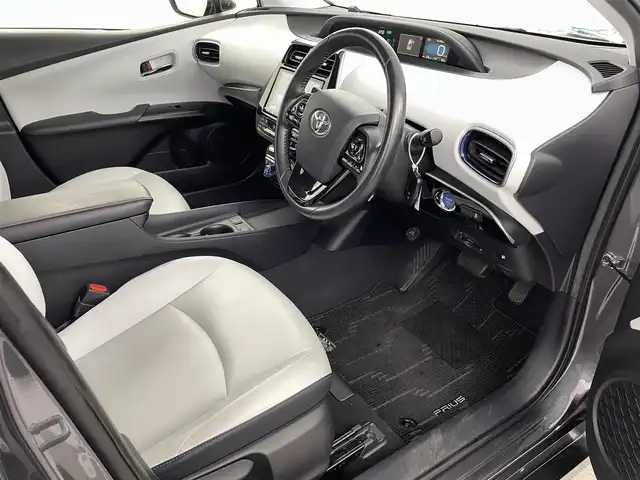 トヨタ プリウス Sツーリングセレクション 福島県 2019(平31)年 2.5万km グレーメタリック トヨタセーフティセンス/・プリクラッシュセーフティシステム/・レーンディパーチャーアラート/・オートマチックハイビーム/・レーダークルーズコントロール/クリアランスソナー/純正9インチナビ：NSZT-Y68T/・フルセグ/CD/DVD/SD/BT/FM/AM/・バックカメラ/・ETC2.0/革巻きステアリング/・ステアイングスイッチ/レザーシート/・シートヒーター/・ベンチレーションシート/ＬＥＤヘッドライト/・LEDフォグランプ/・オートライト/純正フロアマット/ドアバイザー/スマートキー/・プッシュスタート/純正17インチAW