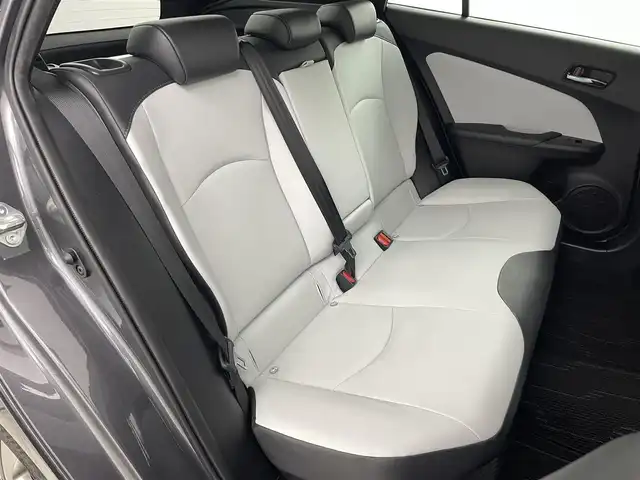 トヨタ プリウス Sツーリングセレクション 福島県 2019(平31)年 2.5万km グレーメタリック トヨタセーフティセンス/・プリクラッシュセーフティシステム/・レーンディパーチャーアラート/・オートマチックハイビーム/・レーダークルーズコントロール/クリアランスソナー/純正9インチナビ：NSZT-Y68T/・フルセグ/CD/DVD/SD/BT/FM/AM/・バックカメラ/・ETC2.0/革巻きステアリング/・ステアイングスイッチ/レザーシート/・シートヒーター/・ベンチレーションシート/ＬＥＤヘッドライト/・LEDフォグランプ/・オートライト/純正フロアマット/ドアバイザー/スマートキー/・プッシュスタート/純正17インチAW
