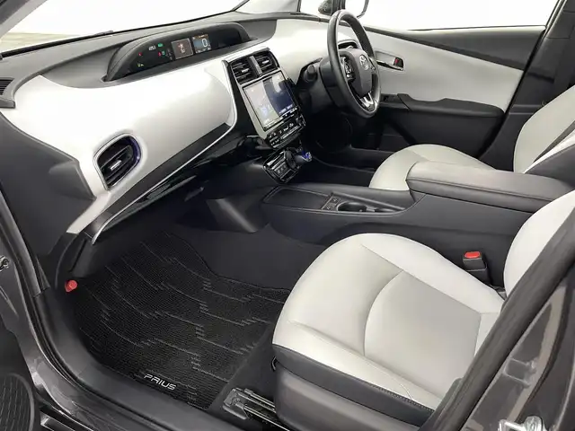 トヨタ プリウス Sツーリングセレクション 福島県 2019(平31)年 2.5万km グレーメタリック トヨタセーフティセンス/・プリクラッシュセーフティシステム/・レーンディパーチャーアラート/・オートマチックハイビーム/・レーダークルーズコントロール/クリアランスソナー/純正9インチナビ：NSZT-Y68T/・フルセグ/CD/DVD/SD/BT/FM/AM/・バックカメラ/・ETC2.0/革巻きステアリング/・ステアイングスイッチ/レザーシート/・シートヒーター/・ベンチレーションシート/ＬＥＤヘッドライト/・LEDフォグランプ/・オートライト/純正フロアマット/ドアバイザー/スマートキー/・プッシュスタート/純正17インチAW