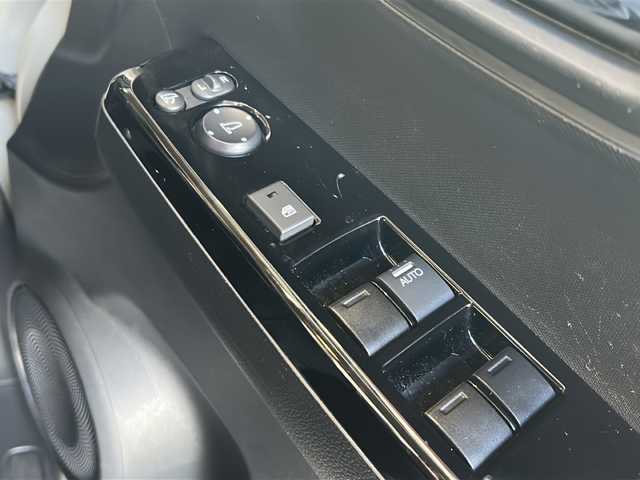 ホンダ Ｎ ＯＮＥ オリジナル 静岡県 2021(令3)年 2.3万km プレミアムアイボリーパールⅡ 純正ディスプレイオーディオ/・CD/・DVD/・ワンセグＴＶ/・Bluetooth/・USB/・AM/・FM/主要装備/・衝突軽減/・レーンキープ/・追従クルコン/・コーナーセンサー後/・バックカメラ/・ハーフレザーシート/・ステリモ/・電動パーキングブレーキ/・オートホールド/・LEDヘッドライト/・オートライト/・オートハイビーム/・スマートキー/・プッシュスタート/・純正フロアマット