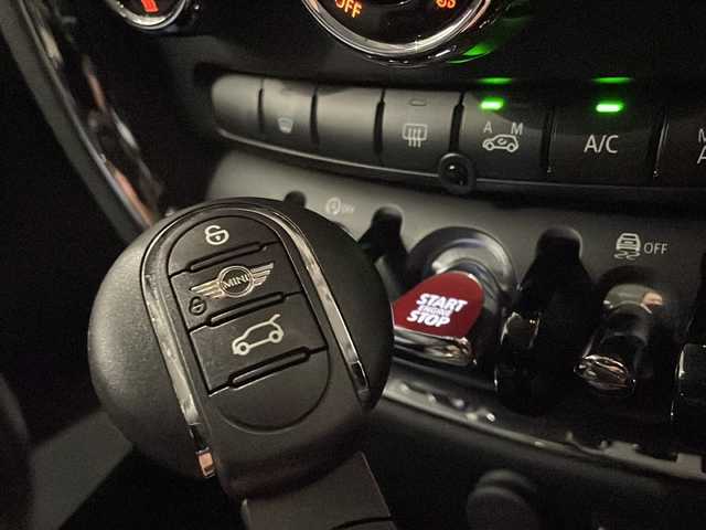 ＭＩＮＩ ミニ クラブマン クーパー 新潟県 2017(平29)年 4.5万km ピュアバーガンディー ペッパーパッケージ/オートスピードコントロール装置/リア・ビュー・カメラ/ナビゲーション・システム/USB/AUX/Bluetooth接続/アイドリングストップ/オートライト/オートエアコン/スマートキー/インナー型ETC/プッシュスタート