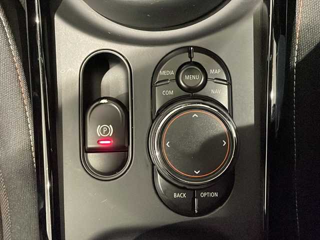 ＭＩＮＩ ミニ クラブマン クーパー 新潟県 2017(平29)年 4.5万km ピュアバーガンディー ペッパーパッケージ/オートスピードコントロール装置/リア・ビュー・カメラ/ナビゲーション・システム/USB/AUX/Bluetooth接続/アイドリングストップ/オートライト/オートエアコン/スマートキー/インナー型ETC/プッシュスタート