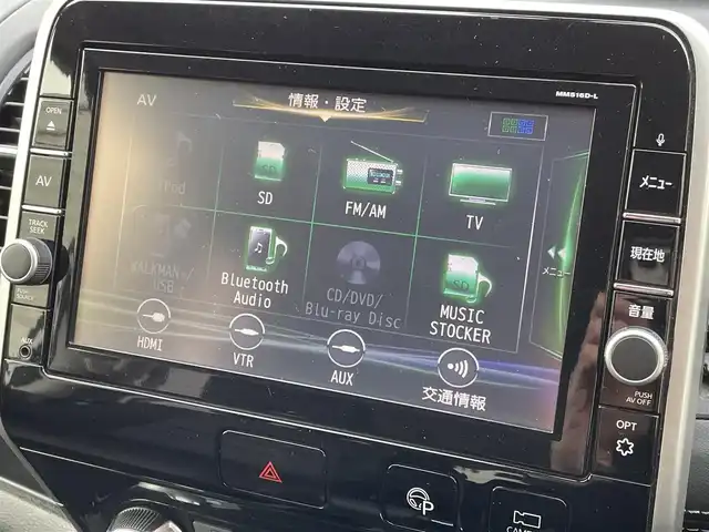 日産 セレナ ハイウェイスター G 群馬県 2017(平29)年 8.6万km ブリリアントホワイトパール 純正9型ナビ(MM516D-L)/CD・DVD・BD・SD/USB・BT・フルセグTV/両側パワースライドドア/アラウンドビューモニター/ビルトインETC/横滑り防止装置/エマージェンシーブレーキ/アイドリングストップ/純正アルミホイール/純正フロアマット/取説・保証書/スマートキー×2