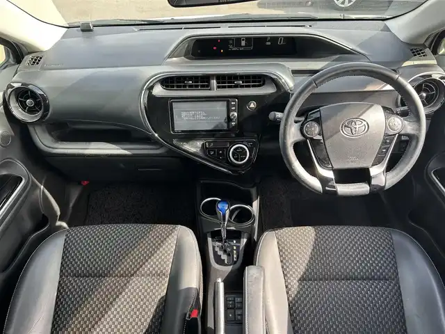 トヨタ アクア クロスオーバー 岡山県 2017(平29)年 5.4万km ライムホワイトパールクリスタルシャイン 登録時走行距離53957km/純正ナビ（NSZT-W66T)/フルセグTV(AM.FM.CD.DVD.TV.BT)/バックカメラ/ETC2.0/前後ドライブレコーダー/シートヒーター/衝突軽減ブレーキ/横滑り防止装置/車線逸脱警報（レーンキープアシスト）/オートライト/オートマチックハイビーム/アイドリングストップ/16インチ純正AW/純正フロアマット/ハーフレザーシート/プッシュスタート/スマートキー/ワンオーナー