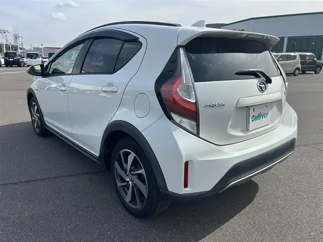 トヨタ アクア クロスオーバー 岡山県 2017(平29)年 5.4万km ライムホワイトパールクリスタルシャイン 登録時走行距離53957km/純正ナビ（NSZT-W66T)/フルセグTV(AM.FM.CD.DVD.TV.BT)/バックカメラ/ETC2.0/前後ドライブレコーダー/シートヒーター/衝突軽減ブレーキ/横滑り防止装置/車線逸脱警報（レーンキープアシスト）/オートライト/オートマチックハイビーム/アイドリングストップ/16インチ純正AW/純正フロアマット/ハーフレザーシート/プッシュスタート/スマートキー/ワンオーナー