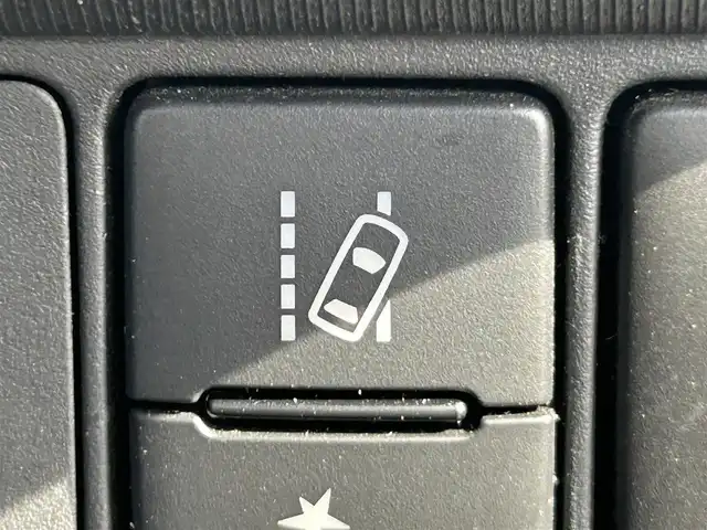 トヨタ アクア クロスオーバー 岡山県 2017(平29)年 5.4万km ライムホワイトパールクリスタルシャイン 登録時走行距離53957km/純正ナビ（NSZT-W66T)/フルセグTV(AM.FM.CD.DVD.TV.BT)/バックカメラ/ETC2.0/前後ドライブレコーダー/シートヒーター/衝突軽減ブレーキ/横滑り防止装置/車線逸脱警報（レーンキープアシスト）/オートライト/オートマチックハイビーム/アイドリングストップ/16インチ純正AW/純正フロアマット/ハーフレザーシート/プッシュスタート/スマートキー/ワンオーナー