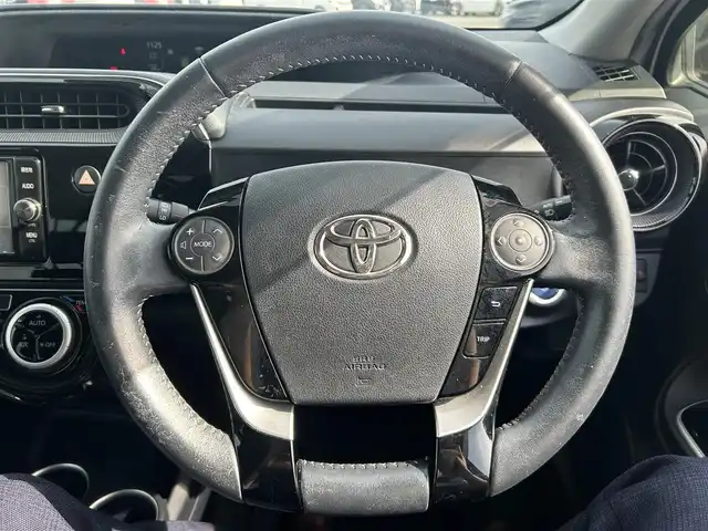 トヨタ アクア クロスオーバー 岡山県 2017(平29)年 5.4万km ライムホワイトパールクリスタルシャイン 登録時走行距離53957km/純正ナビ（NSZT-W66T)/フルセグTV(AM.FM.CD.DVD.TV.BT)/バックカメラ/ETC2.0/前後ドライブレコーダー/シートヒーター/衝突軽減ブレーキ/横滑り防止装置/車線逸脱警報（レーンキープアシスト）/オートライト/オートマチックハイビーム/アイドリングストップ/16インチ純正AW/純正フロアマット/ハーフレザーシート/プッシュスタート/スマートキー/ワンオーナー