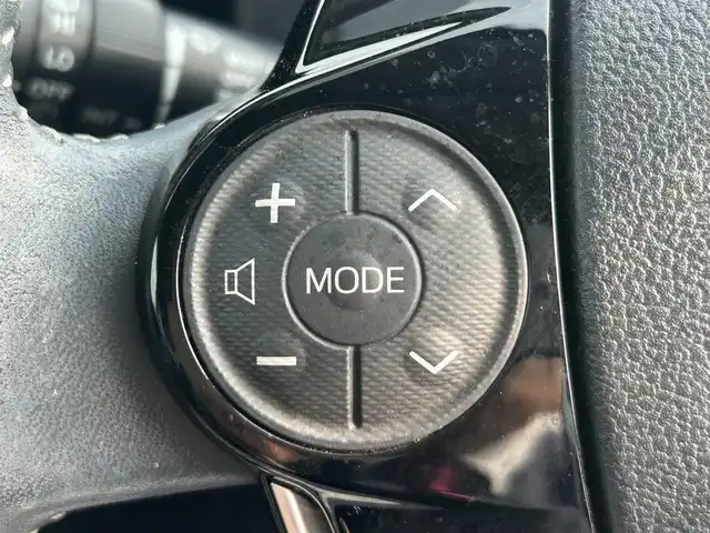 トヨタ アクア クロスオーバー 岡山県 2017(平29)年 5.4万km ライムホワイトパールクリスタルシャイン 登録時走行距離53957km/純正ナビ（NSZT-W66T)/フルセグTV(AM.FM.CD.DVD.TV.BT)/バックカメラ/ETC2.0/前後ドライブレコーダー/シートヒーター/衝突軽減ブレーキ/横滑り防止装置/車線逸脱警報（レーンキープアシスト）/オートライト/オートマチックハイビーム/アイドリングストップ/16インチ純正AW/純正フロアマット/ハーフレザーシート/プッシュスタート/スマートキー/ワンオーナー