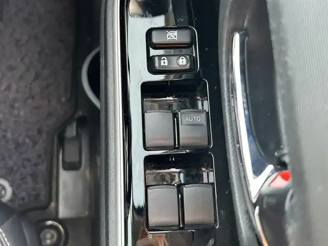 トヨタ アクア クロスオーバー 岡山県 2017(平29)年 5.4万km ライムホワイトパールクリスタルシャイン 登録時走行距離53957km/純正ナビ（NSZT-W66T)/フルセグTV(AM.FM.CD.DVD.TV.BT)/バックカメラ/ETC2.0/前後ドライブレコーダー/シートヒーター/衝突軽減ブレーキ/横滑り防止装置/車線逸脱警報（レーンキープアシスト）/オートライト/オートマチックハイビーム/アイドリングストップ/16インチ純正AW/純正フロアマット/ハーフレザーシート/プッシュスタート/スマートキー/ワンオーナー