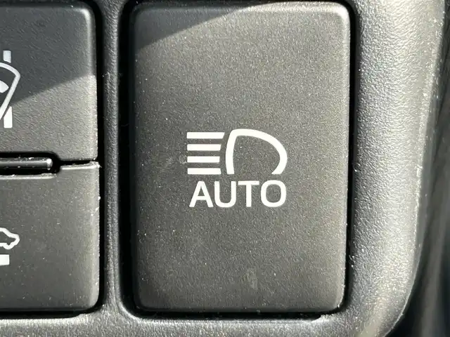 トヨタ アクア クロスオーバー 岡山県 2017(平29)年 5.4万km ライムホワイトパールクリスタルシャイン 登録時走行距離53957km/純正ナビ（NSZT-W66T)/フルセグTV(AM.FM.CD.DVD.TV.BT)/バックカメラ/ETC2.0/前後ドライブレコーダー/シートヒーター/衝突軽減ブレーキ/横滑り防止装置/車線逸脱警報（レーンキープアシスト）/オートライト/オートマチックハイビーム/アイドリングストップ/16インチ純正AW/純正フロアマット/ハーフレザーシート/プッシュスタート/スマートキー/ワンオーナー