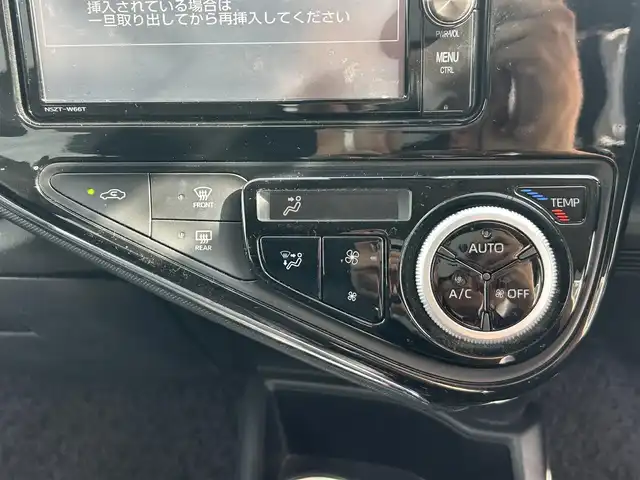 トヨタ アクア クロスオーバー 岡山県 2017(平29)年 5.4万km ライムホワイトパールクリスタルシャイン 登録時走行距離53957km/純正ナビ（NSZT-W66T)/フルセグTV(AM.FM.CD.DVD.TV.BT)/バックカメラ/ETC2.0/前後ドライブレコーダー/シートヒーター/衝突軽減ブレーキ/横滑り防止装置/車線逸脱警報（レーンキープアシスト）/オートライト/オートマチックハイビーム/アイドリングストップ/16インチ純正AW/純正フロアマット/ハーフレザーシート/プッシュスタート/スマートキー/ワンオーナー