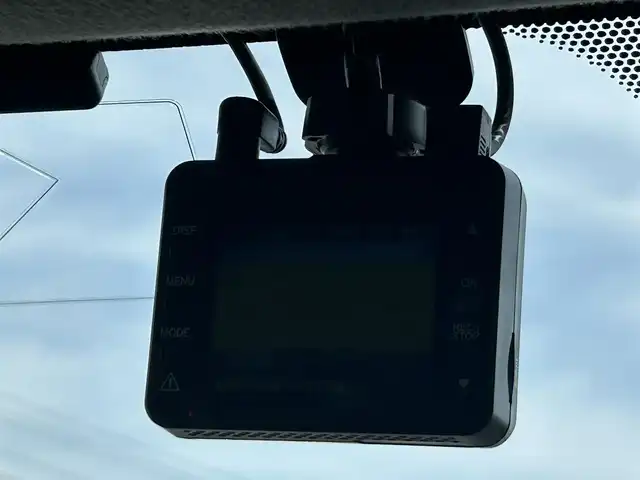 トヨタ アクア クロスオーバー 岡山県 2017(平29)年 5.4万km ライムホワイトパールクリスタルシャイン 登録時走行距離53957km/純正ナビ（NSZT-W66T)/フルセグTV(AM.FM.CD.DVD.TV.BT)/バックカメラ/ETC2.0/前後ドライブレコーダー/シートヒーター/衝突軽減ブレーキ/横滑り防止装置/車線逸脱警報（レーンキープアシスト）/オートライト/オートマチックハイビーム/アイドリングストップ/16インチ純正AW/純正フロアマット/ハーフレザーシート/プッシュスタート/スマートキー/ワンオーナー