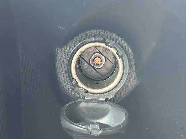 トヨタ アクア クロスオーバー 岡山県 2017(平29)年 5.4万km ライムホワイトパールクリスタルシャイン 登録時走行距離53957km/純正ナビ（NSZT-W66T)/フルセグTV(AM.FM.CD.DVD.TV.BT)/バックカメラ/ETC2.0/前後ドライブレコーダー/シートヒーター/衝突軽減ブレーキ/横滑り防止装置/車線逸脱警報（レーンキープアシスト）/オートライト/オートマチックハイビーム/アイドリングストップ/16インチ純正AW/純正フロアマット/ハーフレザーシート/プッシュスタート/スマートキー/ワンオーナー