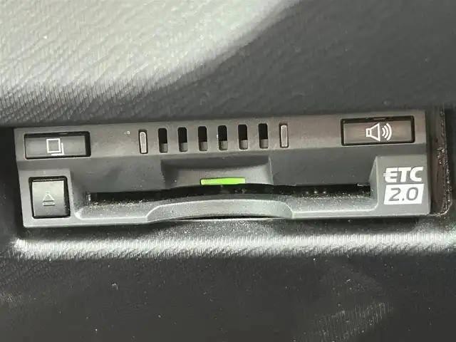 トヨタ アクア クロスオーバー 岡山県 2017(平29)年 5.4万km ライムホワイトパールクリスタルシャイン 登録時走行距離53957km/純正ナビ（NSZT-W66T)/フルセグTV(AM.FM.CD.DVD.TV.BT)/バックカメラ/ETC2.0/前後ドライブレコーダー/シートヒーター/衝突軽減ブレーキ/横滑り防止装置/車線逸脱警報（レーンキープアシスト）/オートライト/オートマチックハイビーム/アイドリングストップ/16インチ純正AW/純正フロアマット/ハーフレザーシート/プッシュスタート/スマートキー/ワンオーナー