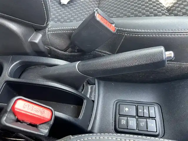 トヨタ アクア クロスオーバー 岡山県 2017(平29)年 5.4万km ライムホワイトパールクリスタルシャイン 登録時走行距離53957km/純正ナビ（NSZT-W66T)/フルセグTV(AM.FM.CD.DVD.TV.BT)/バックカメラ/ETC2.0/前後ドライブレコーダー/シートヒーター/衝突軽減ブレーキ/横滑り防止装置/車線逸脱警報（レーンキープアシスト）/オートライト/オートマチックハイビーム/アイドリングストップ/16インチ純正AW/純正フロアマット/ハーフレザーシート/プッシュスタート/スマートキー/ワンオーナー