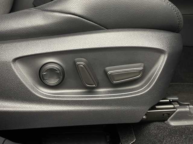 トヨタ カローラ クロス ハイブリッド Z 群馬県 2024(令6)年 2.3万km アティチュードブラックマイカ 純正１０．５型ナビ　/バックカメラ　/フルセグＴＶ　/ＥＴＣ２．０　/ハーフレザーシート　/シートヒーター　/電動リアゲート　/純正アルミホイール　/衝突被害軽減ブレーキ　/レーンアシスト　/ＬＥＤヘッドライト　/禁煙車