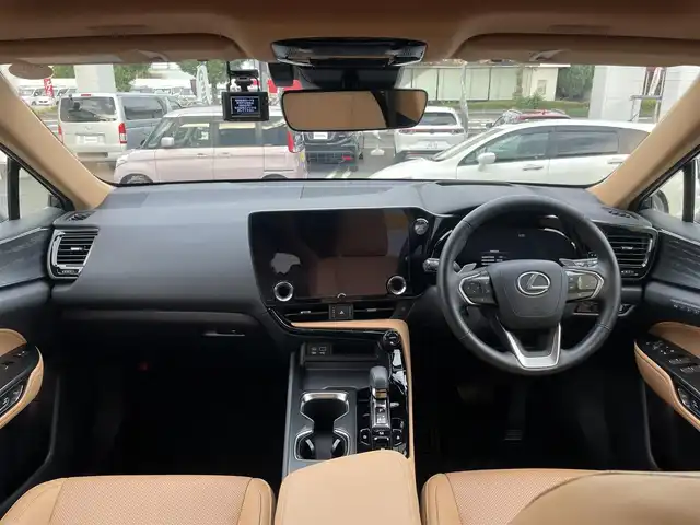 レクサス ＮＸ 250 バージョンL 埼玉県 2023(令5)年 0.5万km ソニッククォーツ ・ワンオーナー/・純正メーカーナビ/・パノラマサンルーフ/・ヘッドアップディスプレイ/・パドルシフト/・前後ドライブレコーダー/・パワーバックドア/・レザーシート（茶革）/・全席シートヒーター/・スマートキー2本/カードキー有/・クリアランスソナー/・レーダークルーズコントロール/・全周囲カメラ