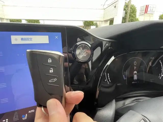 レクサス ＮＸ 250 バージョンL 埼玉県 2023(令5)年 0.5万km ソニッククォーツ ・ワンオーナー/・純正メーカーナビ/・パノラマサンルーフ/・ヘッドアップディスプレイ/・パドルシフト/・前後ドライブレコーダー/・パワーバックドア/・レザーシート（茶革）/・全席シートヒーター/・スマートキー2本/カードキー有/・クリアランスソナー/・レーダークルーズコントロール/・全周囲カメラ