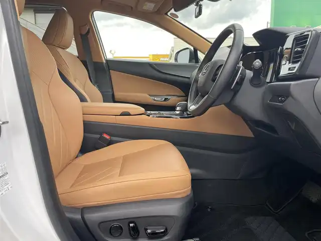 レクサス ＮＸ 250 バージョンL 埼玉県 2023(令5)年 0.5万km ソニッククォーツ ・ワンオーナー/・純正メーカーナビ/・パノラマサンルーフ/・ヘッドアップディスプレイ/・パドルシフト/・前後ドライブレコーダー/・パワーバックドア/・レザーシート（茶革）/・全席シートヒーター/・スマートキー2本/カードキー有/・クリアランスソナー/・レーダークルーズコントロール/・全周囲カメラ