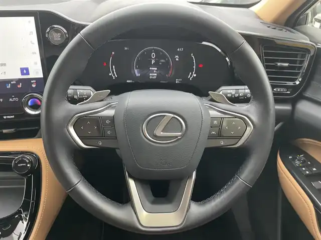 レクサス ＮＸ 250 バージョンL 埼玉県 2023(令5)年 0.5万km ソニッククォーツ ・ワンオーナー/・純正メーカーナビ/・パノラマサンルーフ/・ヘッドアップディスプレイ/・パドルシフト/・前後ドライブレコーダー/・パワーバックドア/・レザーシート（茶革）/・全席シートヒーター/・スマートキー2本/カードキー有/・クリアランスソナー/・レーダークルーズコントロール/・全周囲カメラ