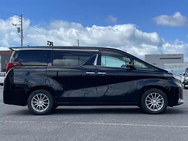トヨタ アルファードハイブリット G Fパッケージ 道央・札幌 2022(令4)年 3.7万km ブラック ４WD/純正メーカーナビ/CD/DVD/BT/フルセグ/純正フリップダウンモニター/トヨタセーフティセンス/プリクラッシュセーフティ/横滑り防止装置/レーダークルーズコントロール/レーンキープアシスト/クリアランスソナー/ブラインドスポットモニター/パーキングブレーキサポート/リアクロストラフィックアラート/ロードサインアシスト/バックカメラ/ビルトインETC2.0/ドライブレコーダー/EVMODE/ECOMODE/両側パワースライドドア/パワーバックドア/前席/２列目パワーシート/D席メモリーシート/前席シートヒーター/前席エアシート/N席/２列目オットマン/レザーシート/革巻きウッドコンビステアリング/ステアリングリモコン/ハンドルヒーター/AC100V/電動パーキング/ブレーキホールド/デジタルインナーミラー/MTモード付AT/プッシュスタート/スマートキー/LEDヘッドライト/オートライト/オートハイビーム/フォグランプ/電動格納ミラー/ウィンカーミラー/純正フロアマット/ドアバイザー/スペアキー