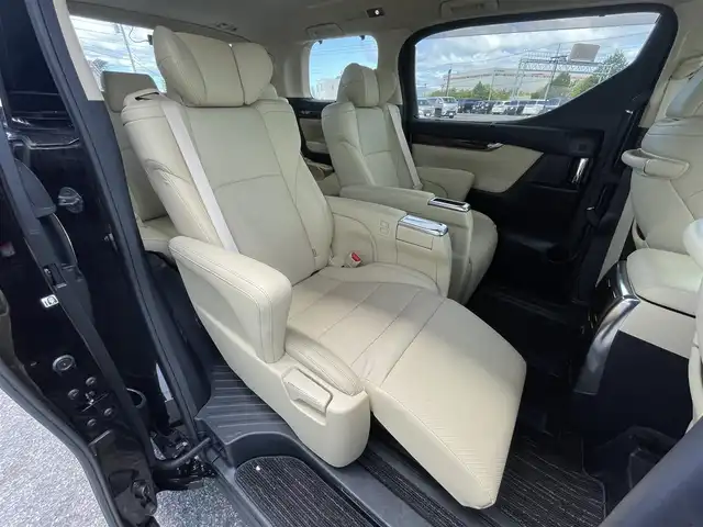 トヨタ アルファードハイブリット G Fパッケージ 道央・札幌 2022(令4)年 3.7万km ブラック ４WD/純正メーカーナビ/CD/DVD/BT/フルセグ/純正フリップダウンモニター/トヨタセーフティセンス/プリクラッシュセーフティ/横滑り防止装置/レーダークルーズコントロール/レーンキープアシスト/クリアランスソナー/ブラインドスポットモニター/パーキングブレーキサポート/リアクロストラフィックアラート/ロードサインアシスト/バックカメラ/ビルトインETC2.0/ドライブレコーダー/EVMODE/ECOMODE/両側パワースライドドア/パワーバックドア/前席/２列目パワーシート/D席メモリーシート/前席シートヒーター/前席エアシート/N席/２列目オットマン/レザーシート/革巻きウッドコンビステアリング/ステアリングリモコン/ハンドルヒーター/AC100V/電動パーキング/ブレーキホールド/デジタルインナーミラー/MTモード付AT/プッシュスタート/スマートキー/LEDヘッドライト/オートライト/オートハイビーム/フォグランプ/電動格納ミラー/ウィンカーミラー/純正フロアマット/ドアバイザー/スペアキー