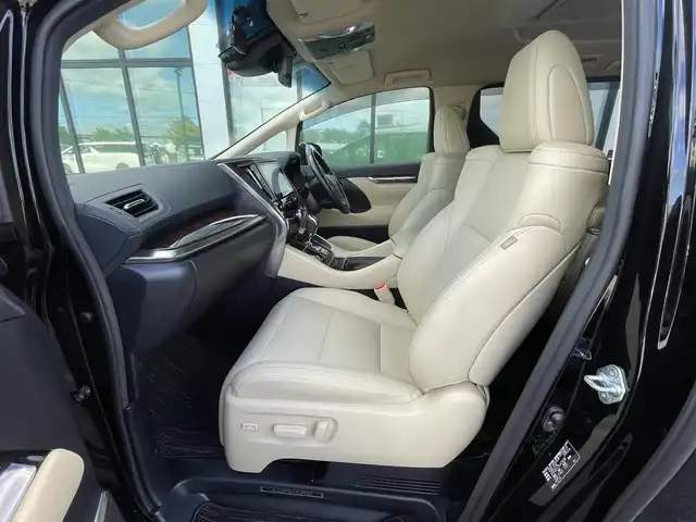 トヨタ アルファードハイブリット G Fパッケージ 道央・札幌 2022(令4)年 3.7万km ブラック ４WD/純正メーカーナビ/CD/DVD/BT/フルセグ/純正フリップダウンモニター/トヨタセーフティセンス/プリクラッシュセーフティ/横滑り防止装置/レーダークルーズコントロール/レーンキープアシスト/クリアランスソナー/ブラインドスポットモニター/パーキングブレーキサポート/リアクロストラフィックアラート/ロードサインアシスト/バックカメラ/ビルトインETC2.0/ドライブレコーダー/EVMODE/ECOMODE/両側パワースライドドア/パワーバックドア/前席/２列目パワーシート/D席メモリーシート/前席シートヒーター/前席エアシート/N席/２列目オットマン/レザーシート/革巻きウッドコンビステアリング/ステアリングリモコン/ハンドルヒーター/AC100V/電動パーキング/ブレーキホールド/デジタルインナーミラー/MTモード付AT/プッシュスタート/スマートキー/LEDヘッドライト/オートライト/オートハイビーム/フォグランプ/電動格納ミラー/ウィンカーミラー/純正フロアマット/ドアバイザー/スペアキー