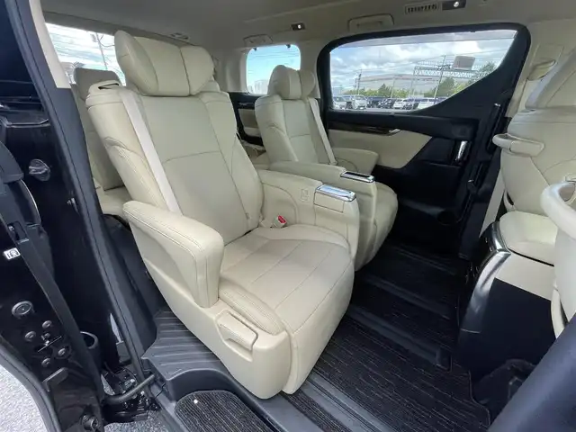 トヨタ アルファードハイブリット G Fパッケージ 道央・札幌 2022(令4)年 3.7万km ブラック ４WD/純正メーカーナビ/CD/DVD/BT/フルセグ/純正フリップダウンモニター/トヨタセーフティセンス/プリクラッシュセーフティ/横滑り防止装置/レーダークルーズコントロール/レーンキープアシスト/クリアランスソナー/ブラインドスポットモニター/パーキングブレーキサポート/リアクロストラフィックアラート/ロードサインアシスト/バックカメラ/ビルトインETC2.0/ドライブレコーダー/EVMODE/ECOMODE/両側パワースライドドア/パワーバックドア/前席/２列目パワーシート/D席メモリーシート/前席シートヒーター/前席エアシート/N席/２列目オットマン/レザーシート/革巻きウッドコンビステアリング/ステアリングリモコン/ハンドルヒーター/AC100V/電動パーキング/ブレーキホールド/デジタルインナーミラー/MTモード付AT/プッシュスタート/スマートキー/LEDヘッドライト/オートライト/オートハイビーム/フォグランプ/電動格納ミラー/ウィンカーミラー/純正フロアマット/ドアバイザー/スペアキー