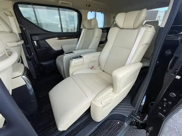 トヨタ アルファードハイブリット G Fパッケージ 道央・札幌 2022(令4)年 3.7万km ブラック ４WD/純正メーカーナビ/CD/DVD/BT/フルセグ/純正フリップダウンモニター/トヨタセーフティセンス/プリクラッシュセーフティ/横滑り防止装置/レーダークルーズコントロール/レーンキープアシスト/クリアランスソナー/ブラインドスポットモニター/パーキングブレーキサポート/リアクロストラフィックアラート/ロードサインアシスト/バックカメラ/ビルトインETC2.0/ドライブレコーダー/EVMODE/ECOMODE/両側パワースライドドア/パワーバックドア/前席/２列目パワーシート/D席メモリーシート/前席シートヒーター/前席エアシート/N席/２列目オットマン/レザーシート/革巻きウッドコンビステアリング/ステアリングリモコン/ハンドルヒーター/AC100V/電動パーキング/ブレーキホールド/デジタルインナーミラー/MTモード付AT/プッシュスタート/スマートキー/LEDヘッドライト/オートライト/オートハイビーム/フォグランプ/電動格納ミラー/ウィンカーミラー/純正フロアマット/ドアバイザー/スペアキー