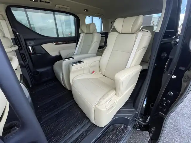 トヨタ アルファードハイブリット G Fパッケージ 道央・札幌 2022(令4)年 3.7万km ブラック ４WD/純正メーカーナビ/CD/DVD/BT/フルセグ/純正フリップダウンモニター/トヨタセーフティセンス/プリクラッシュセーフティ/横滑り防止装置/レーダークルーズコントロール/レーンキープアシスト/クリアランスソナー/ブラインドスポットモニター/パーキングブレーキサポート/リアクロストラフィックアラート/ロードサインアシスト/バックカメラ/ビルトインETC2.0/ドライブレコーダー/EVMODE/ECOMODE/両側パワースライドドア/パワーバックドア/前席/２列目パワーシート/D席メモリーシート/前席シートヒーター/前席エアシート/N席/２列目オットマン/レザーシート/革巻きウッドコンビステアリング/ステアリングリモコン/ハンドルヒーター/AC100V/電動パーキング/ブレーキホールド/デジタルインナーミラー/MTモード付AT/プッシュスタート/スマートキー/LEDヘッドライト/オートライト/オートハイビーム/フォグランプ/電動格納ミラー/ウィンカーミラー/純正フロアマット/ドアバイザー/スペアキー