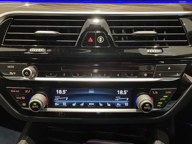 ＢＭＷ Ｍ５ 新潟県 2018(平30)年 3.5万km アルピンホワイトⅢ コンフォートパッケージ/-フロントマッサージシート/-ステアリングホイールヒーティング/-アンビエントエアパッケージ/M Performance エアロダイナミックパッケージ/-カーボンフロントスプリッター/-カーボンサイドシル/-カーボンリヤディフューザー/-カーボンリヤスポイラー/harman/kardon/HDDナビゲーションシステム/・CD/DVD/USB/TV/BT/ドライビングアシストプラス/BMWヘッドアップディスプレイ/パーキングアシストプラス/アダプティブLEDヘッドライト/オートマチックトランクリッドオペレーション/アンビエントライト/アダプティブクルーズコントロール/4ゾーンオートマチックエアコン/BMWジェスチャーコントロール/パワーシート/シートヒーター/ベンチレーション/ワイアレス充電/ドライブレコーダー/レーダー探知機