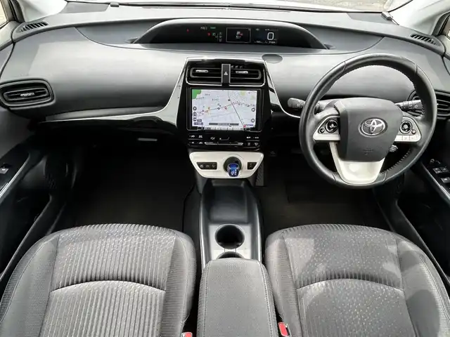 トヨタ プリウス S 道東・釧路十勝 2017(平29)年 7.2万km スーパーホワイトⅡ ・4WD/・寒冷地仕様/・社外ナビワンセグTV&BT&CD&DVD&AndroidAuto/・トヨタセーフティセンス/・バックカメラ/・プリクラッシュセーフティ/・レーンディパーチャーアラート/・オートマチックハイビーム/・ふらつき検知/・レーダークルーズコントロール/・フロントワイパーデアイサー/・ドアミラーヒーター/・AC100V/・ビルトインETC/・社外15インチAW付スタッドレス積込/・LEDヘッドライト/・純正フロアマット/・社外エンジンスターター/・EV MODE/・スマートキー/・スペアキー/・純正15インチAW