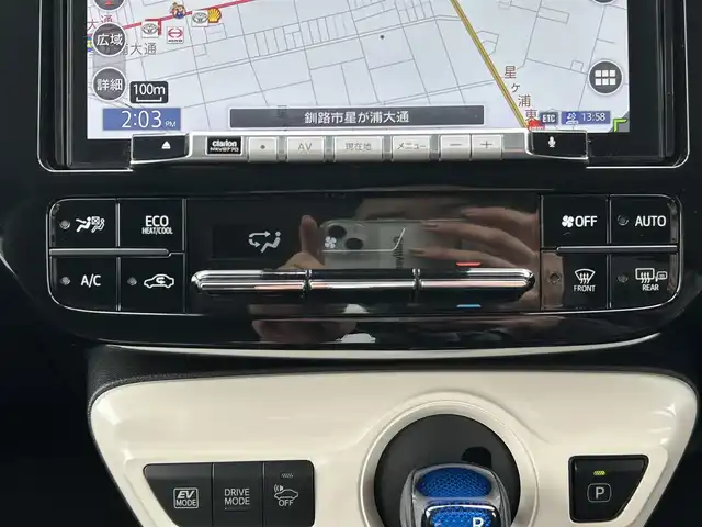 トヨタ プリウス S 道東・釧路十勝 2017(平29)年 7.2万km スーパーホワイトⅡ ・4WD/・寒冷地仕様/・社外ナビワンセグTV&BT&CD&DVD&AndroidAuto/・トヨタセーフティセンス/・バックカメラ/・プリクラッシュセーフティ/・レーンディパーチャーアラート/・オートマチックハイビーム/・ふらつき検知/・レーダークルーズコントロール/・フロントワイパーデアイサー/・ドアミラーヒーター/・AC100V/・ビルトインETC/・社外15インチAW付スタッドレス積込/・LEDヘッドライト/・純正フロアマット/・社外エンジンスターター/・EV MODE/・スマートキー/・スペアキー/・純正15インチAW