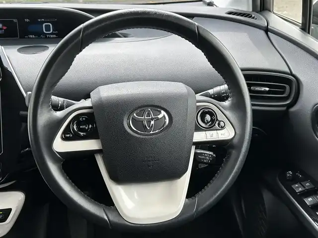 トヨタ プリウス S 道東・釧路十勝 2017(平29)年 7.2万km スーパーホワイトⅡ ・4WD/・寒冷地仕様/・社外ナビワンセグTV&BT&CD&DVD&AndroidAuto/・トヨタセーフティセンス/・バックカメラ/・プリクラッシュセーフティ/・レーンディパーチャーアラート/・オートマチックハイビーム/・ふらつき検知/・レーダークルーズコントロール/・フロントワイパーデアイサー/・ドアミラーヒーター/・AC100V/・ビルトインETC/・社外15インチAW付スタッドレス積込/・LEDヘッドライト/・純正フロアマット/・社外エンジンスターター/・EV MODE/・スマートキー/・スペアキー/・純正15インチAW