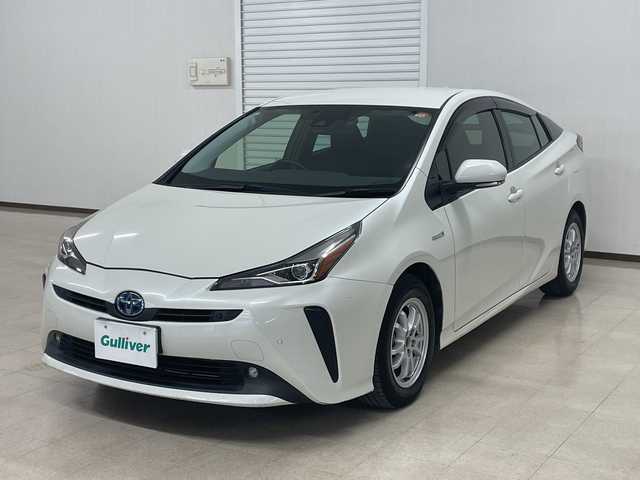 トヨタ プリウス S 熊本県 2019(令1)年 6.4万km ホワイトパールクリスタルシャイン 純正ＳＤナビ（ＣＤ/ＤＶＤ/ＢＴ/フルセグ/ラジオ）/バックカメラ/ＥＴＣ/クルーズコントロール/前方ドライブレコーダー/前後コーナーセンサー/衝突軽減システム/レーンキープアシスト/横滑り防止装置/オートライト/オートハイビーム/スマートキー×２/ドアバイザー/純正フロアマット