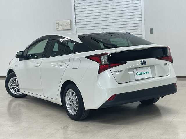 トヨタ プリウス S 熊本県 2019(令1)年 6.4万km ホワイトパールクリスタルシャイン 純正ＳＤナビ（ＣＤ/ＤＶＤ/ＢＴ/フルセグ/ラジオ）/バックカメラ/ＥＴＣ/クルーズコントロール/前方ドライブレコーダー/前後コーナーセンサー/衝突軽減システム/レーンキープアシスト/横滑り防止装置/オートライト/オートハイビーム/スマートキー×２/ドアバイザー/純正フロアマット