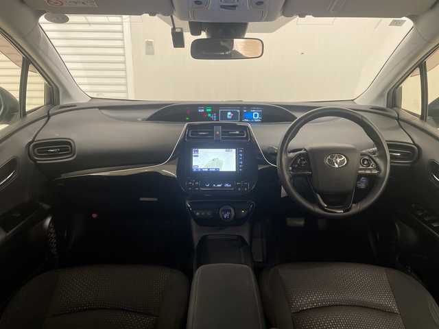 トヨタ プリウス S 熊本県 2019(令1)年 6.4万km ホワイトパールクリスタルシャイン 純正ＳＤナビ（ＣＤ/ＤＶＤ/ＢＴ/フルセグ/ラジオ）/バックカメラ/ＥＴＣ/クルーズコントロール/前方ドライブレコーダー/前後コーナーセンサー/衝突軽減システム/レーンキープアシスト/横滑り防止装置/オートライト/オートハイビーム/スマートキー×２/ドアバイザー/純正フロアマット