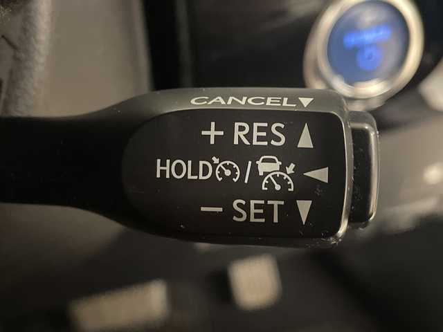 トヨタ プリウス S 熊本県 2019(令1)年 6.4万km ホワイトパールクリスタルシャイン 純正ＳＤナビ（ＣＤ/ＤＶＤ/ＢＴ/フルセグ/ラジオ）/バックカメラ/ＥＴＣ/クルーズコントロール/前方ドライブレコーダー/前後コーナーセンサー/衝突軽減システム/レーンキープアシスト/横滑り防止装置/オートライト/オートハイビーム/スマートキー×２/ドアバイザー/純正フロアマット