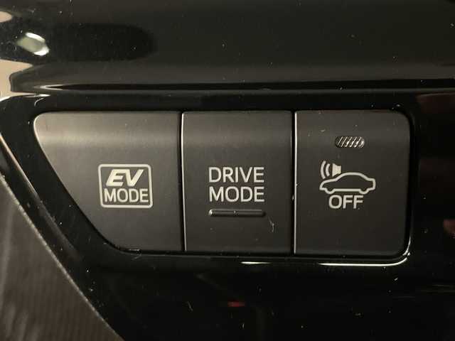 トヨタ プリウス S 熊本県 2019(令1)年 6.4万km ホワイトパールクリスタルシャイン 純正ＳＤナビ（ＣＤ/ＤＶＤ/ＢＴ/フルセグ/ラジオ）/バックカメラ/ＥＴＣ/クルーズコントロール/前方ドライブレコーダー/前後コーナーセンサー/衝突軽減システム/レーンキープアシスト/横滑り防止装置/オートライト/オートハイビーム/スマートキー×２/ドアバイザー/純正フロアマット