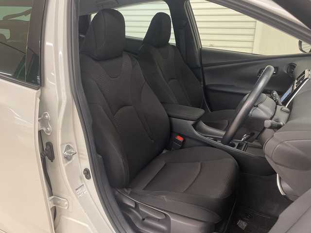 トヨタ プリウス S 熊本県 2019(令1)年 6.4万km ホワイトパールクリスタルシャイン 純正ＳＤナビ（ＣＤ/ＤＶＤ/ＢＴ/フルセグ/ラジオ）/バックカメラ/ＥＴＣ/クルーズコントロール/前方ドライブレコーダー/前後コーナーセンサー/衝突軽減システム/レーンキープアシスト/横滑り防止装置/オートライト/オートハイビーム/スマートキー×２/ドアバイザー/純正フロアマット