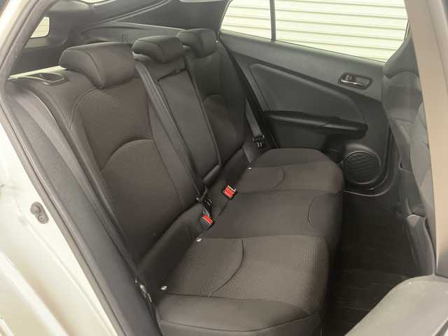 トヨタ プリウス S 熊本県 2019(令1)年 6.4万km ホワイトパールクリスタルシャイン 純正ＳＤナビ（ＣＤ/ＤＶＤ/ＢＴ/フルセグ/ラジオ）/バックカメラ/ＥＴＣ/クルーズコントロール/前方ドライブレコーダー/前後コーナーセンサー/衝突軽減システム/レーンキープアシスト/横滑り防止装置/オートライト/オートハイビーム/スマートキー×２/ドアバイザー/純正フロアマット