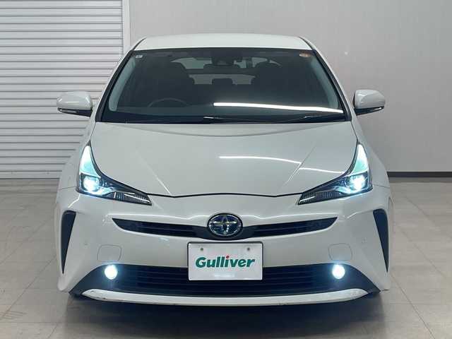 トヨタ プリウス S 熊本県 2019(令1)年 6.4万km ホワイトパールクリスタルシャイン 純正ＳＤナビ（ＣＤ/ＤＶＤ/ＢＴ/フルセグ/ラジオ）/バックカメラ/ＥＴＣ/クルーズコントロール/前方ドライブレコーダー/前後コーナーセンサー/衝突軽減システム/レーンキープアシスト/横滑り防止装置/オートライト/オートハイビーム/スマートキー×２/ドアバイザー/純正フロアマット