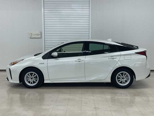 トヨタ プリウス S 熊本県 2019(令1)年 6.4万km ホワイトパールクリスタルシャイン 純正ＳＤナビ（ＣＤ/ＤＶＤ/ＢＴ/フルセグ/ラジオ）/バックカメラ/ＥＴＣ/クルーズコントロール/前方ドライブレコーダー/前後コーナーセンサー/衝突軽減システム/レーンキープアシスト/横滑り防止装置/オートライト/オートハイビーム/スマートキー×２/ドアバイザー/純正フロアマット