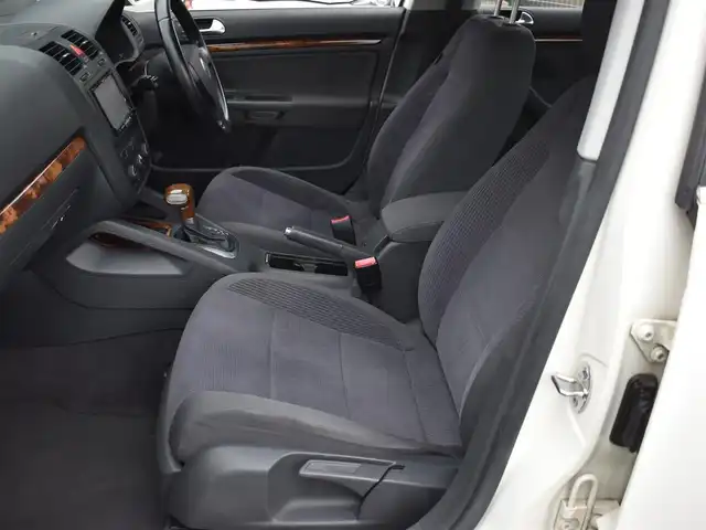 フォルクスワーゲン ジェッタ 2．0 福岡県 2006(平18)年 5.3万km 白 　VWジェッタ　2.0　/社外HDDナビ/　　CD/DVD　/　　CN-HDS625D/バックカメラ/ETC/電格ミラー/取扱説明書あり/スペアキーあり