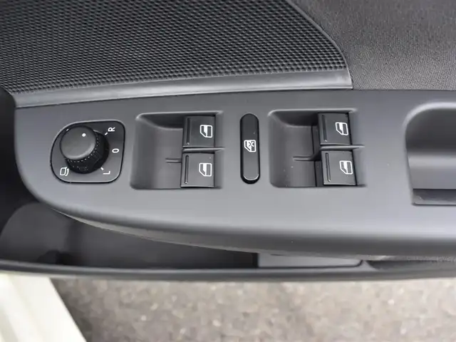 フォルクスワーゲン ジェッタ 2．0 福岡県 2006(平18)年 5.3万km 白 　VWジェッタ　2.0　/社外HDDナビ/　　CD/DVD　/　　CN-HDS625D/バックカメラ/ETC/電格ミラー/取扱説明書あり/スペアキーあり