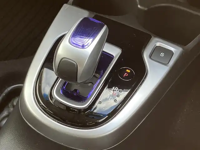 ホンダ フィット ハイブリット Lパッケージ 三重県 2015(平27)年 13.3万km ホワイトオーキッドパール ワンオーナー/♪シティブレーキアクティブシステム/♪誤発進抑制機能/♪純正ナビ/・フルセグ/・Bluetooth ・CD再生/・DVD再生/録音機能/♪バックカメラ/♪クルーズコントロール/♪ハーフレザーシート/♪LEDヘッドライト/♪オートライト/♪ステアリングスイッチ/♪オートリトラクタブルミラー/♪ウィンカーミラー/♪ビルトインETC/♪ドライブレコーダー