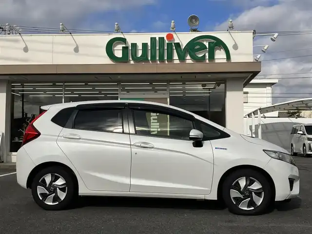 ホンダ フィット ハイブリット Lパッケージ 三重県 2015(平27)年 13.3万km ホワイトオーキッドパール ワンオーナー/♪シティブレーキアクティブシステム/♪誤発進抑制機能/♪純正ナビ/・フルセグ/・Bluetooth ・CD再生/・DVD再生/録音機能/♪バックカメラ/♪クルーズコントロール/♪ハーフレザーシート/♪LEDヘッドライト/♪オートライト/♪ステアリングスイッチ/♪オートリトラクタブルミラー/♪ウィンカーミラー/♪ビルトインETC/♪ドライブレコーダー