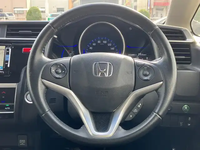 ホンダ フィット ハイブリット Lパッケージ 三重県 2015(平27)年 13.3万km ホワイトオーキッドパール ワンオーナー/♪シティブレーキアクティブシステム/♪誤発進抑制機能/♪純正ナビ/・フルセグ/・Bluetooth ・CD再生/・DVD再生/録音機能/♪バックカメラ/♪クルーズコントロール/♪ハーフレザーシート/♪LEDヘッドライト/♪オートライト/♪ステアリングスイッチ/♪オートリトラクタブルミラー/♪ウィンカーミラー/♪ビルトインETC/♪ドライブレコーダー